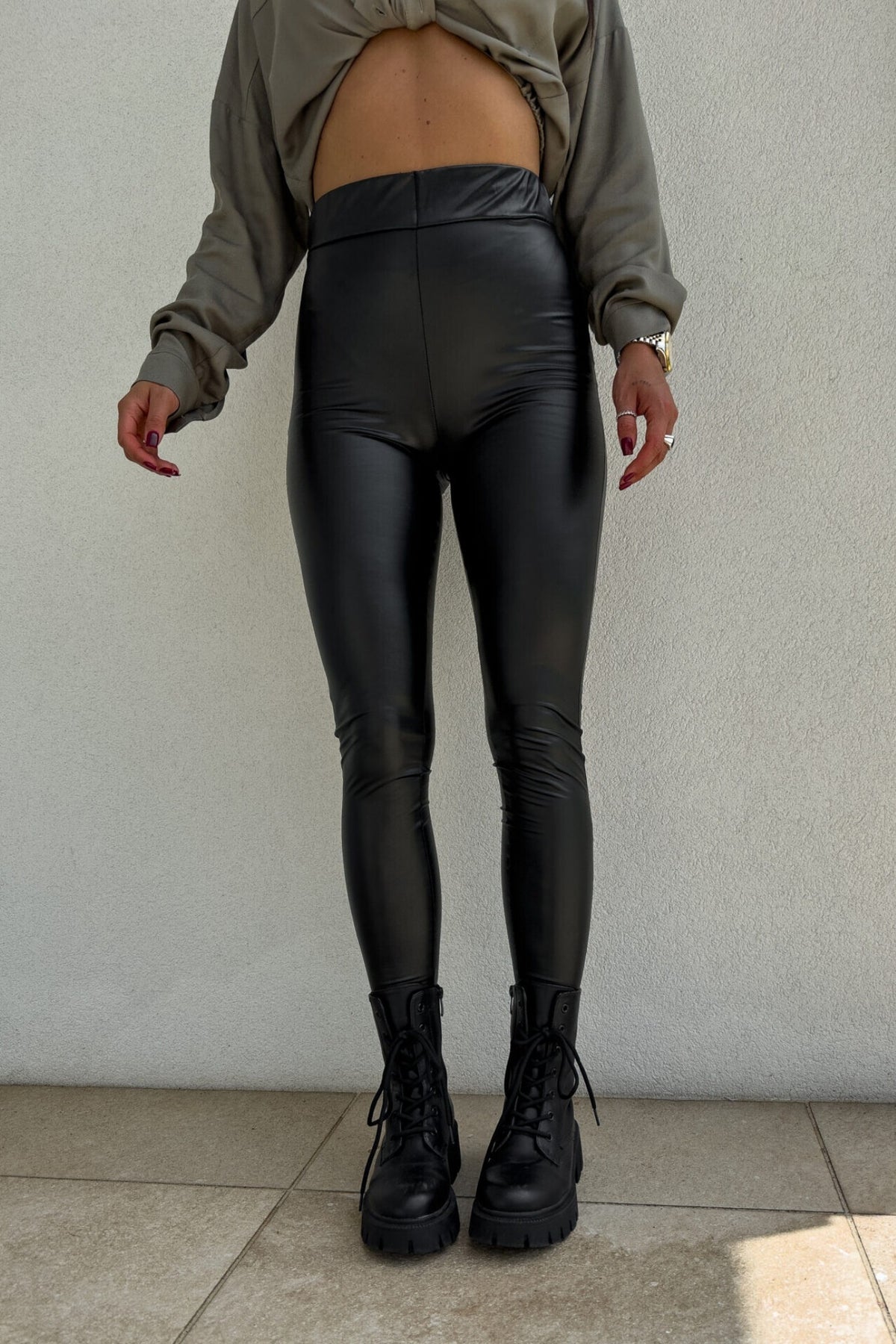 Leggings neri aderenti in ecopelle elasticizzata a vita alta con cerniere alle caviglie, moda-mania, pantaloni e leggins.