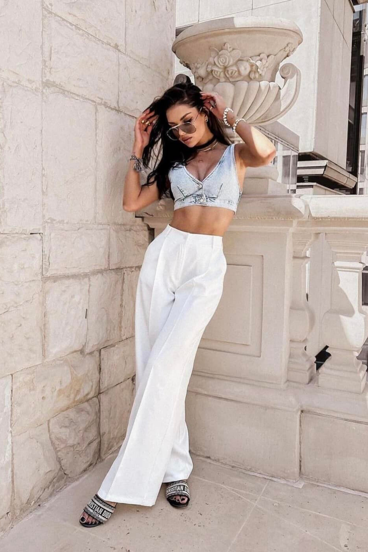 Pantaloni lunghi bianchi a palazzo con tasche laterali e vita medio alta