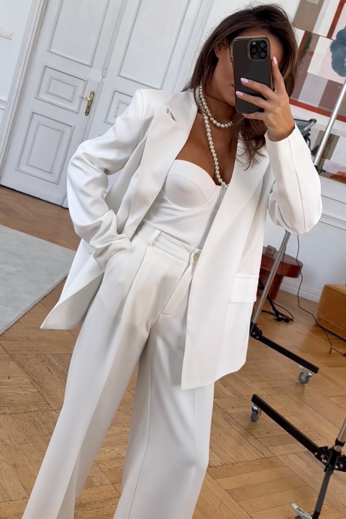 Pantaloni lunghi bianchi a palazzo Moda-Mania con tasche laterali e vita medio alta, tessuto leggero e stile elegante.