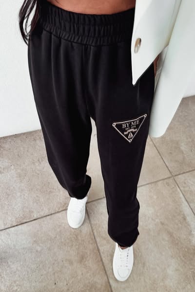 Pantaloni neri casual sport in cotone Moda-Mania con vita e caviglie elasticizzate e tasche laterali, vestibilità comoda.