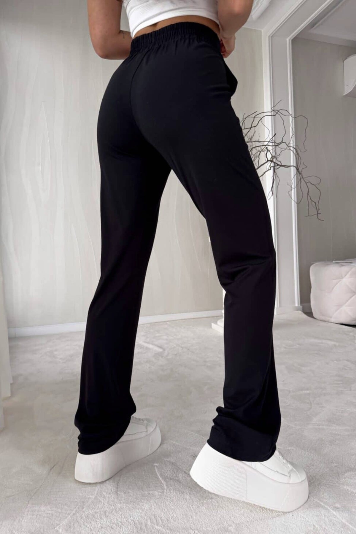 Pantaloni neri in viscosa Moda-Mania, vita alta elasticizzata con gamba larga e tasche laterali, vestibilità comoda e elegante
