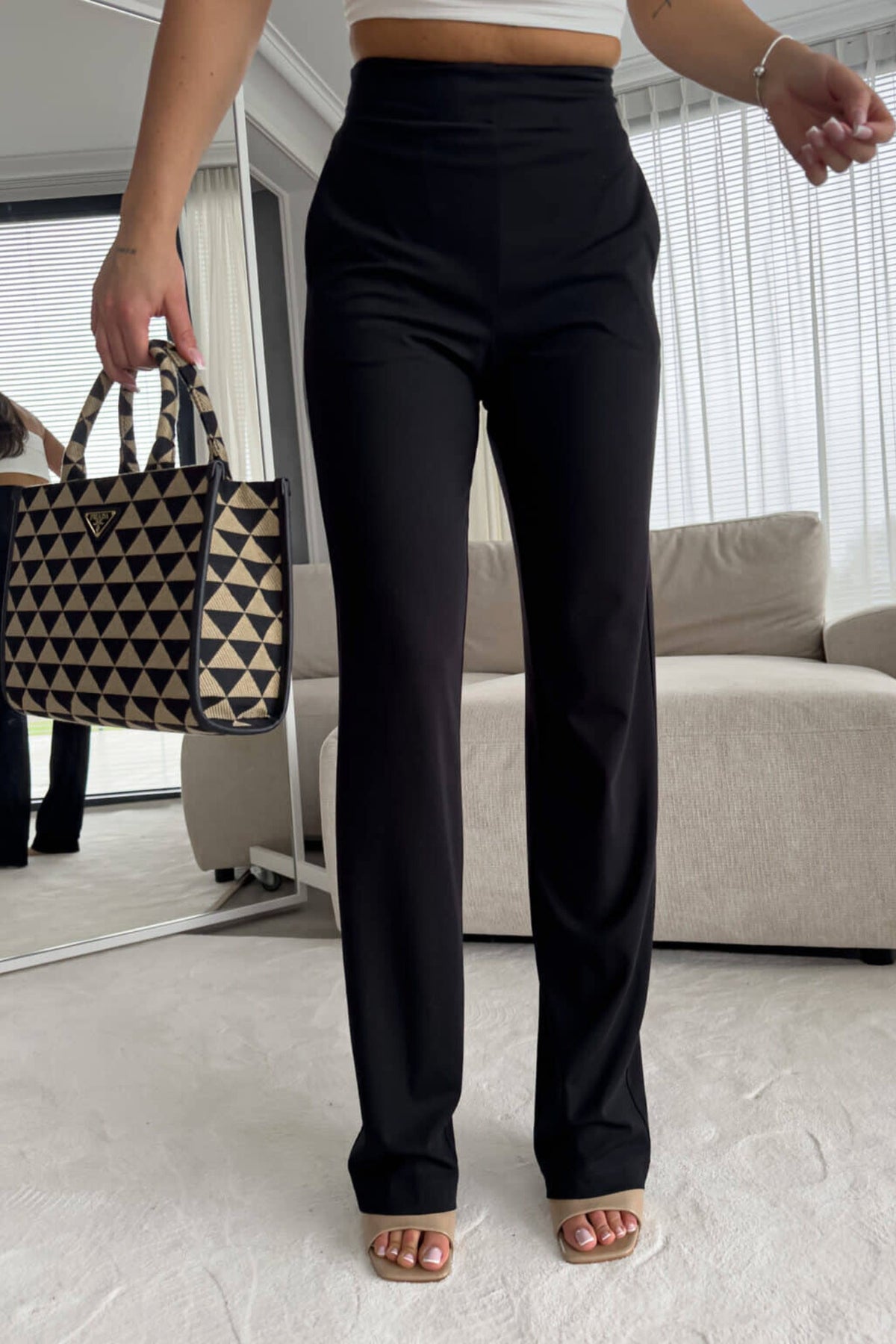 Pantaloni neri in viscosa Moda-Mania, vita alta elasticizzata e gamba larga con tasche laterali, dettaglio frontale.