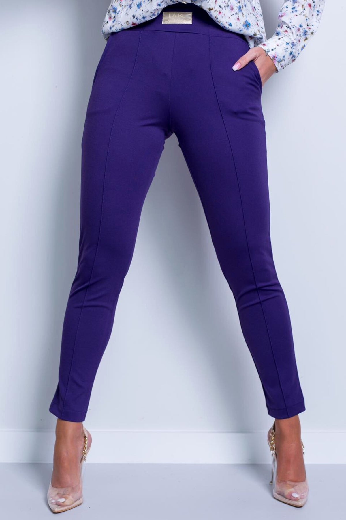 Pantaloni sportivi viola in cotone con tasche laterali e vita elasticizzata, marca Moda-Mania, vestibilità comoda.