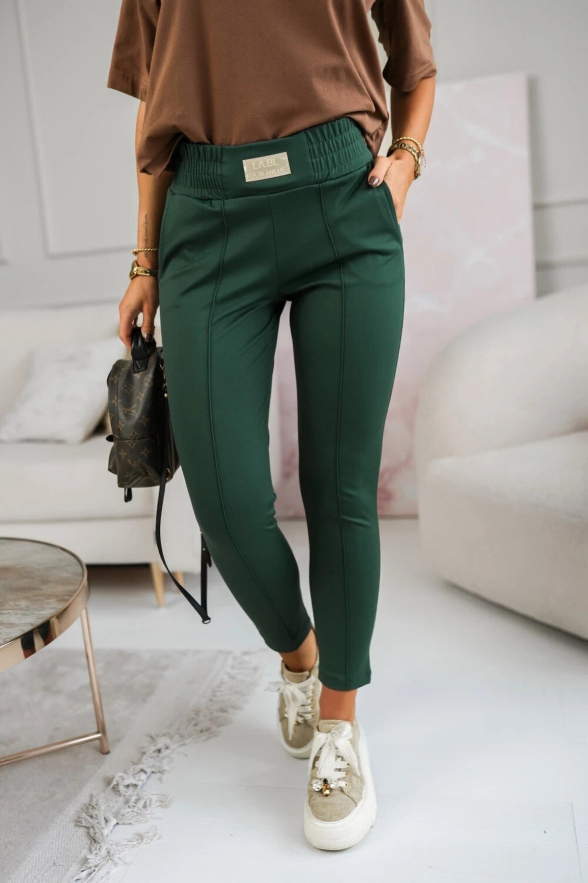 Pantaloni sportivi verdi smeraldo in cotone con tasche laterali e vita elasticizzata, marca Moda-Mania, abbigliamento sportivo.