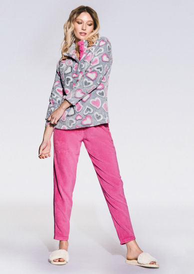 Pigiama Moda-Mania con stampa a cuori, ecopelo caldo, maglia a collo alto con bottoni e pantaloni fucsia coordinati.