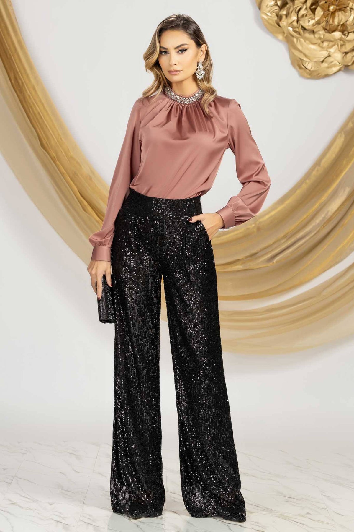 Blusa elegante nera in tessuto satinato Pretty Girl con accessorio in strass argento al collo, dettaglio raffinato e sofisticato