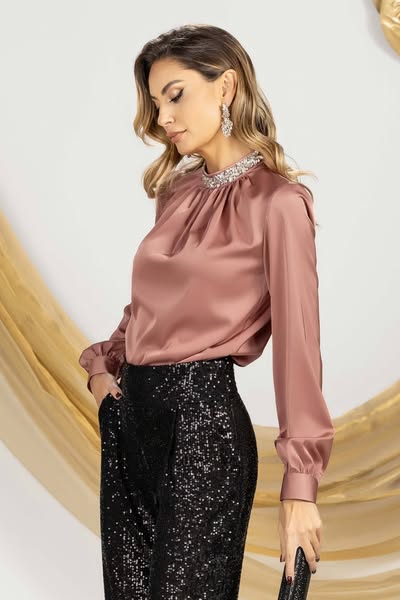 Blusa elegante nera in tessuto satinato Pretty Girl con accessorio in strass argento al collo, dettaglio visibile.