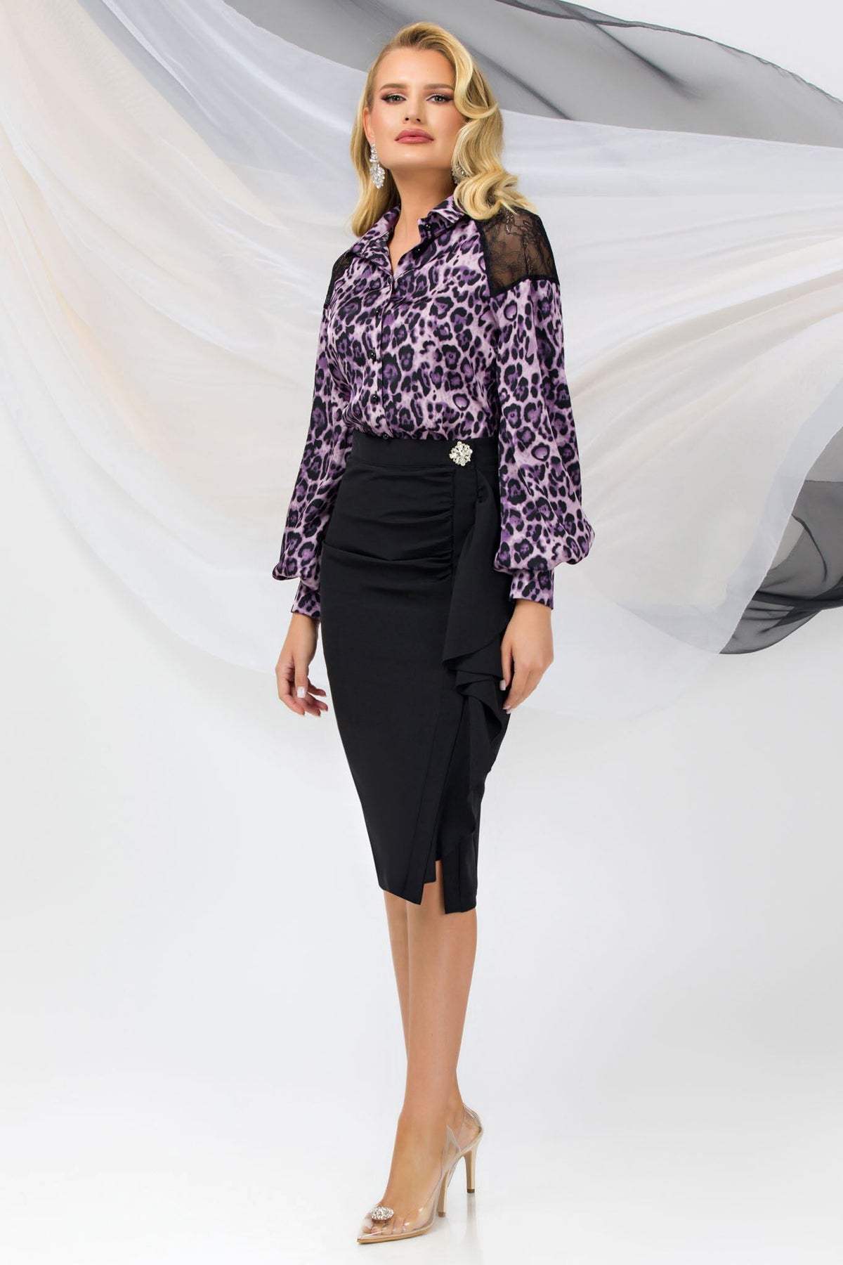 Camicia Pretty Girl a stampa maculata viola e nera con pizzo nero sulle spalle, t-shirt femminile elegante e alla moda