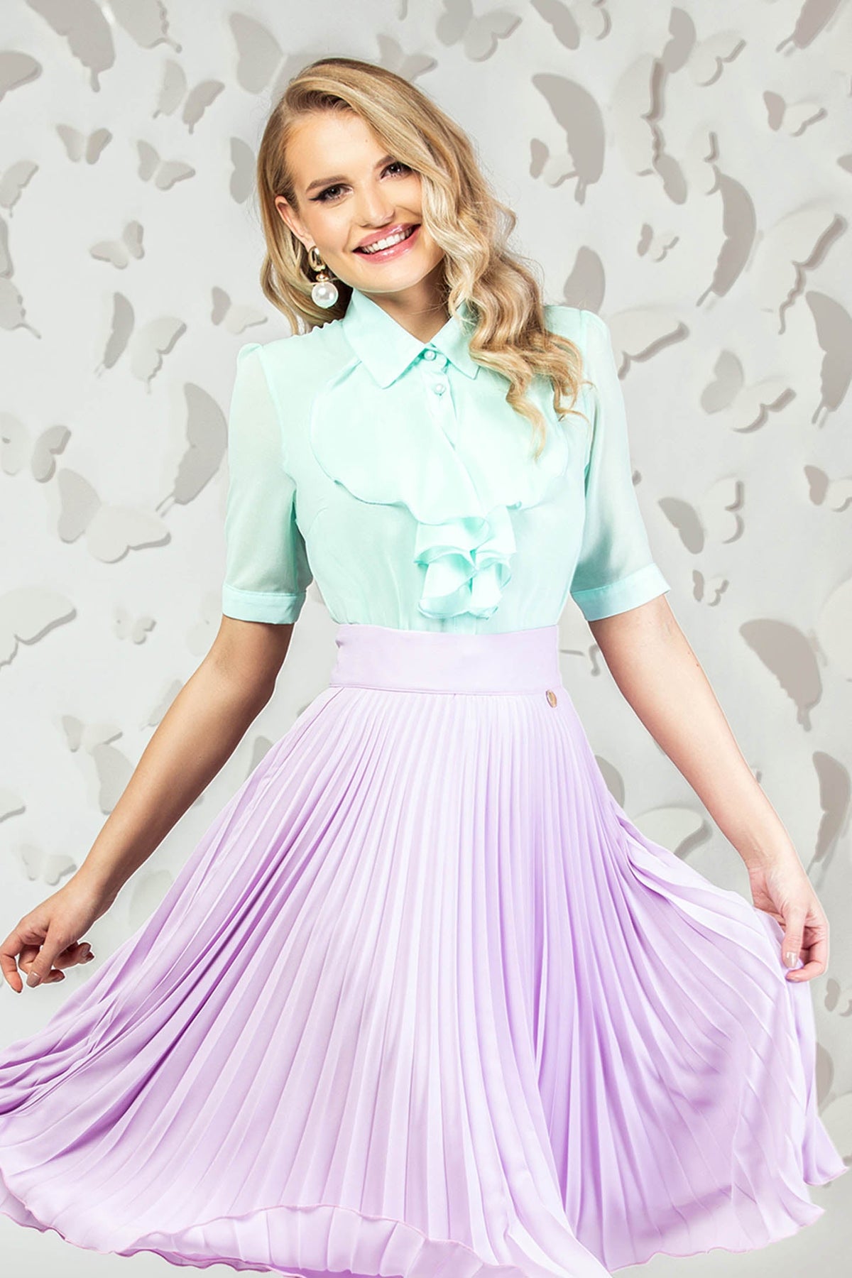 Camicia verde acqua in velo Pretty Girl a manica corta con jabout e bottoncini a perla, dettaglio elegante e femminile
