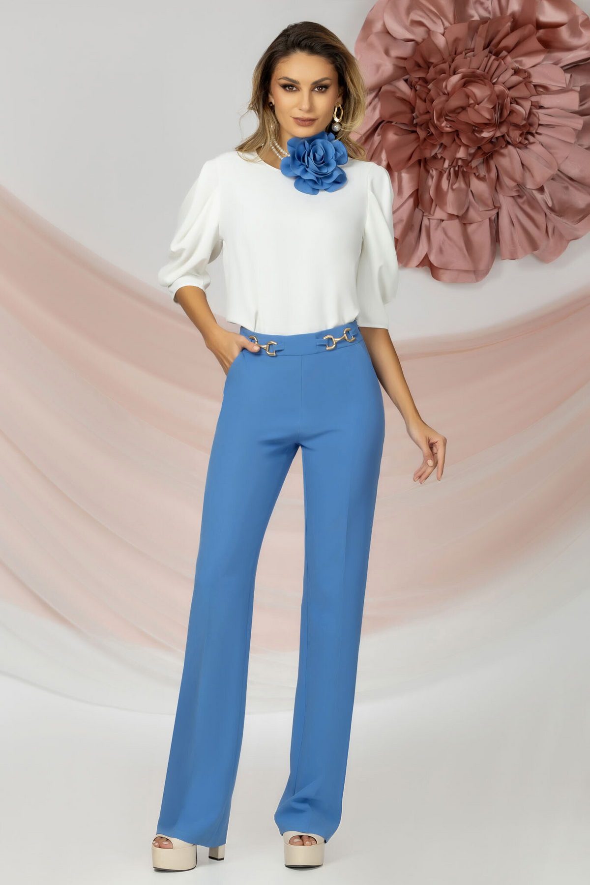 Pantaloni eleganti azzurro a gamba larga Pretty Girl con accessori dorati laterali in vita, tessuto fluido e design raffinato