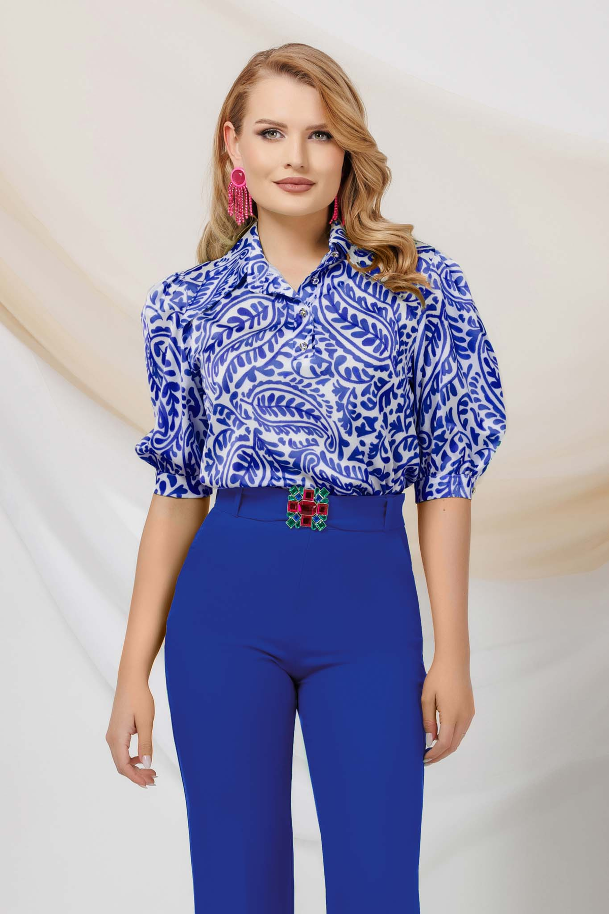 Pantaloni eleganti blu elettrico a gamba larga Pretty Girl con cintura rimovibile e fibbia gioiello, dettaglio accessoriato.