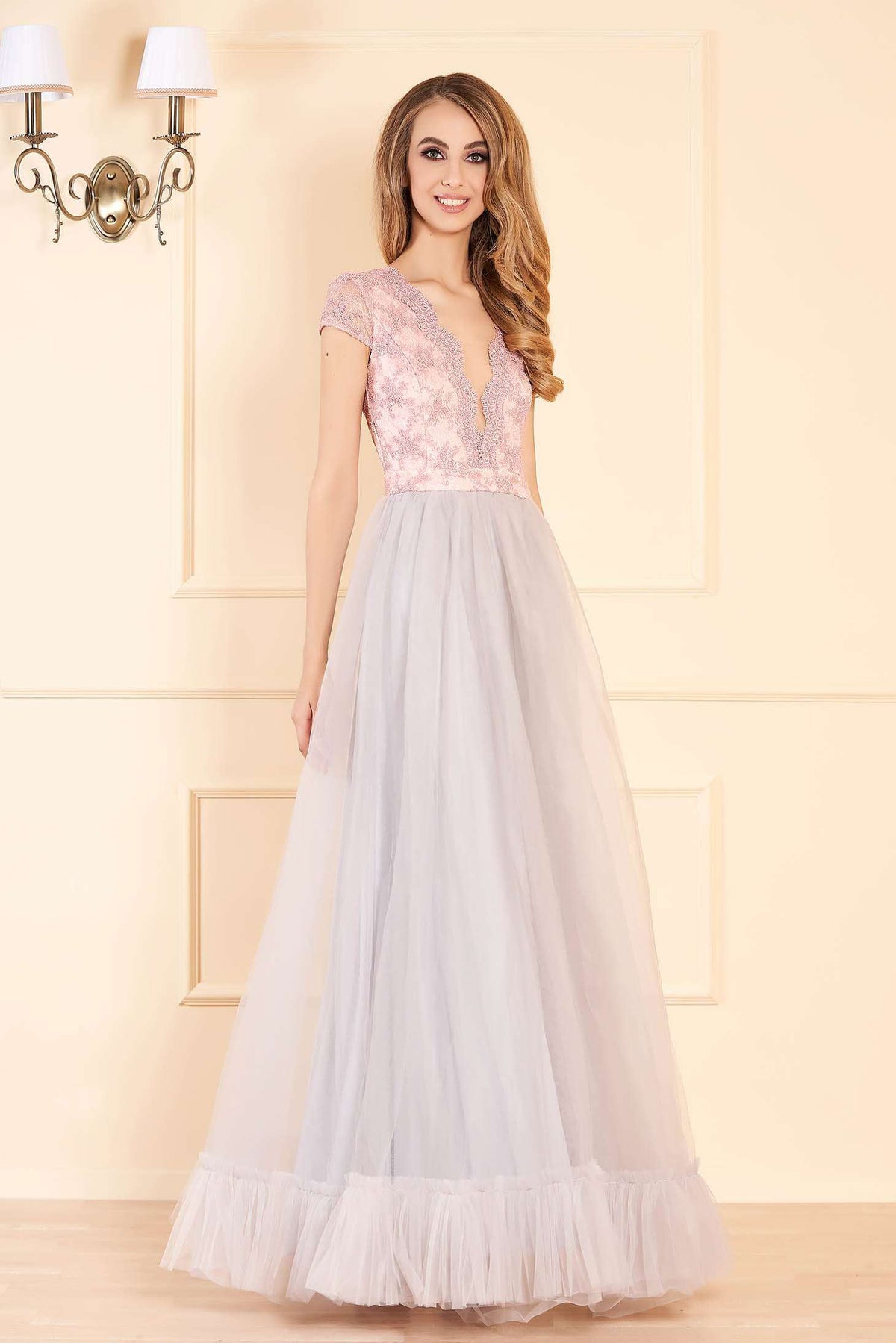 Abito lungo Fofy in rosa con corpino ricamato aderente e gonna ampia grigia in tulle, elegante e svasato, perfetto per occasioni speciali.