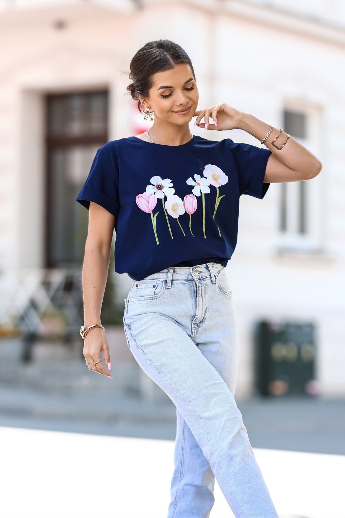 T-shirt blu notte in cotone elasticizzato con stampa floreale rosa e manche corte con risvolto