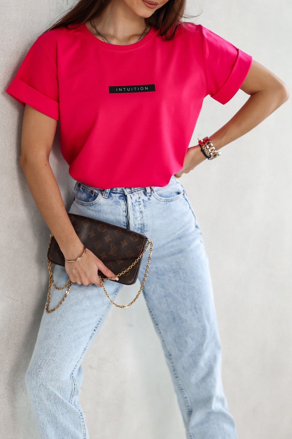 T-shirt fucsia in cotone Moda Mania con stampa scritta Intuition, maniche corte con risvolto, stile casual e alla moda