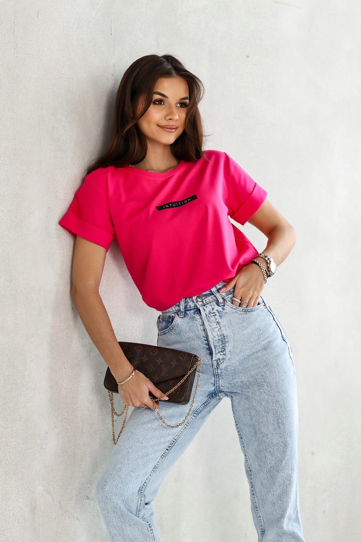T-shirt fucsia in cotone Moda Mania con stampa scritta Intuition e maniche corte con risvolto.