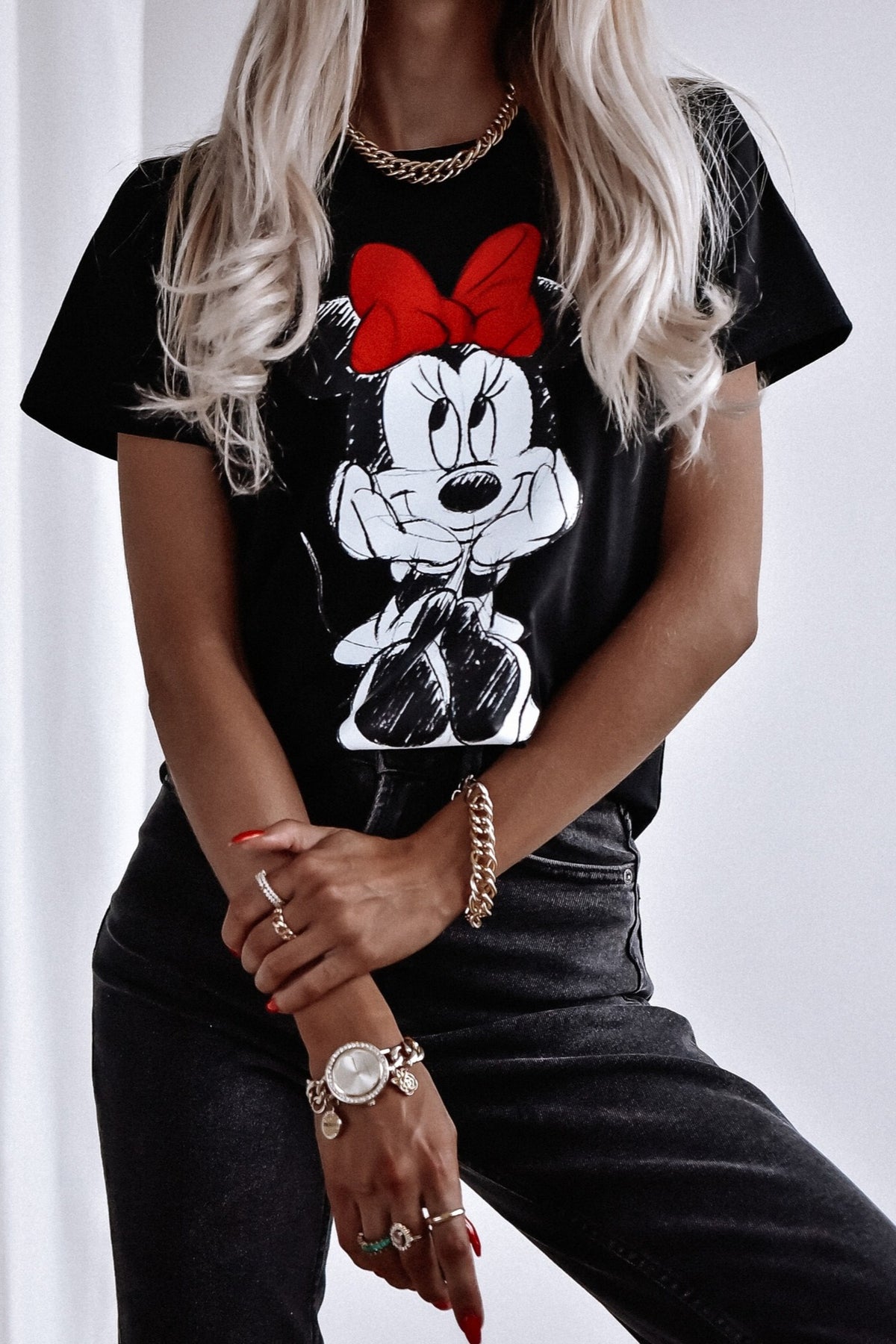 Maglietta nera in cotone Moda Mania con stampa Minnie, maniche corte con risvolto, tessuto morbido e comodo.