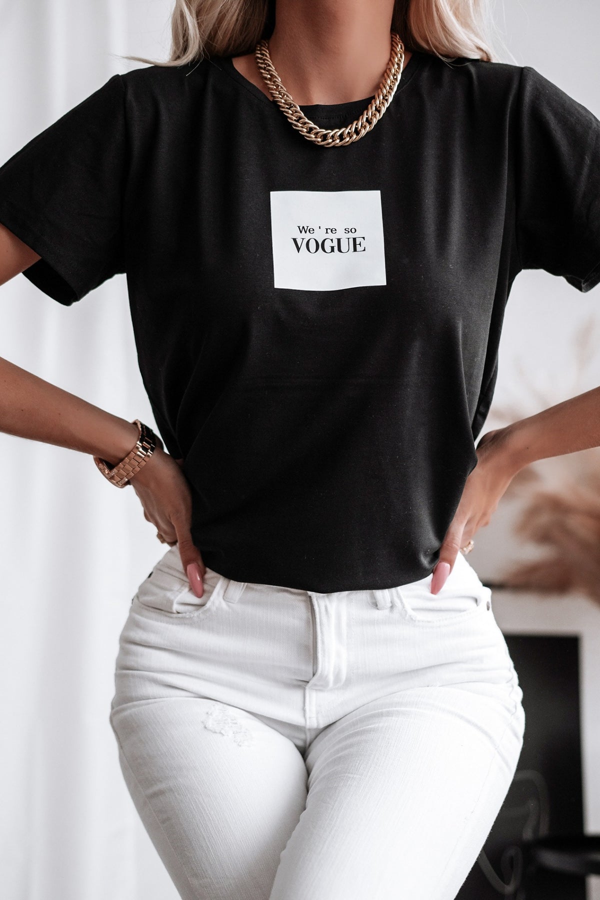 T-shirt nero in cotone Moda Mania con stampa VOGUE, maniche corte con risvolto, stile casual e moderno.