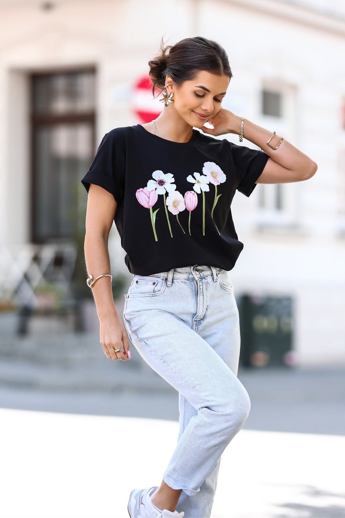 T-shirt nero in cotone elasticizzato con stampa floreale rosa e manche corte con risvolto