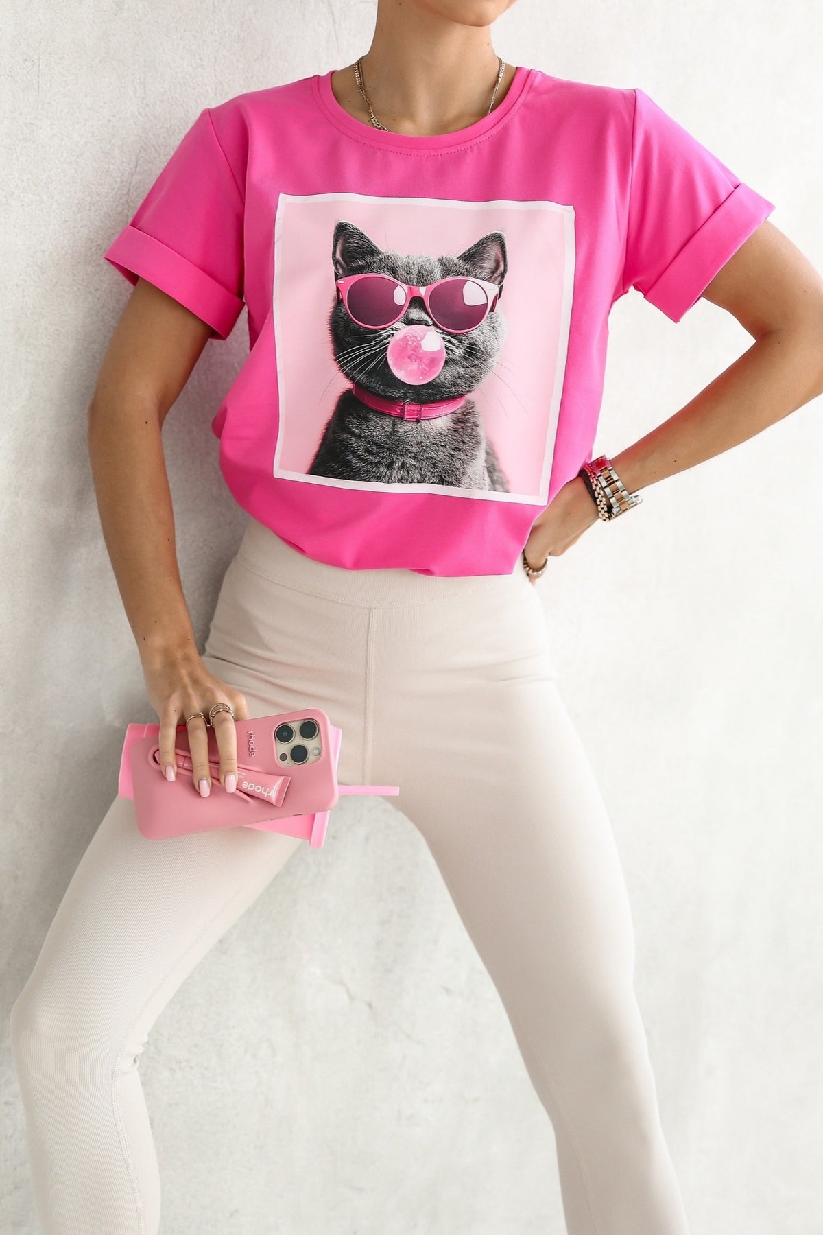 T-shirt rosa in cotone elasticizzato con stampa gatto sul davanti, maniche corte con risvolto, marca Moda Mania