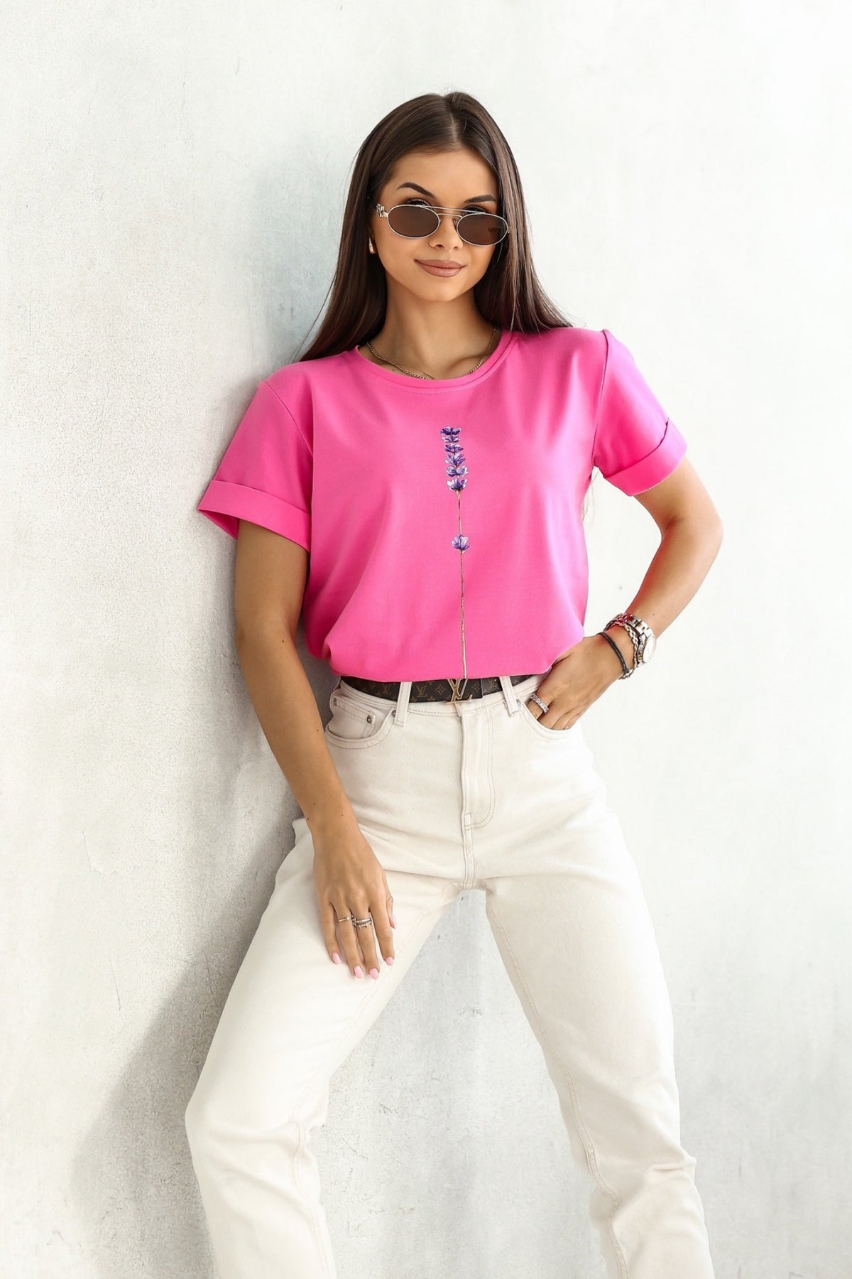 T-shirt rosa pink in cotone elasticizzato con stampa di piccoli fiori lilla e viola, maniche corte con risvolto, Moda Mania
