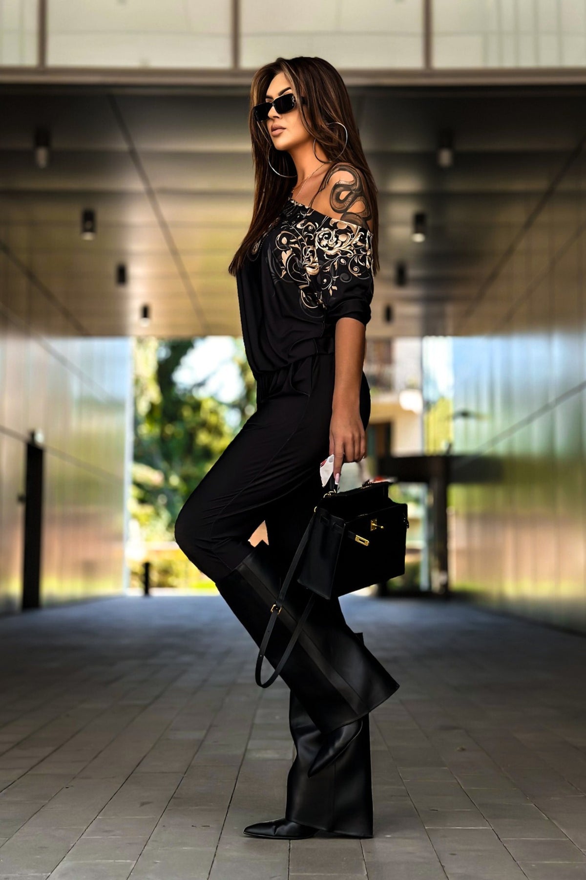 Salopette casual nera Moda-Mania con fantasia damasacata e tasche laterali, tessuto morbido e stile comodo.