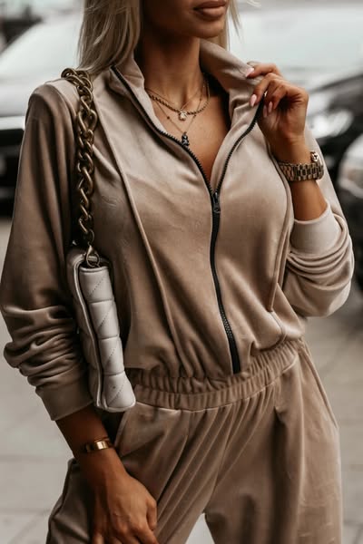 Completo sportivo beige in ciniglia Moda-Mania con zip, elastico in vita e gamba larga, look casual e comodo.