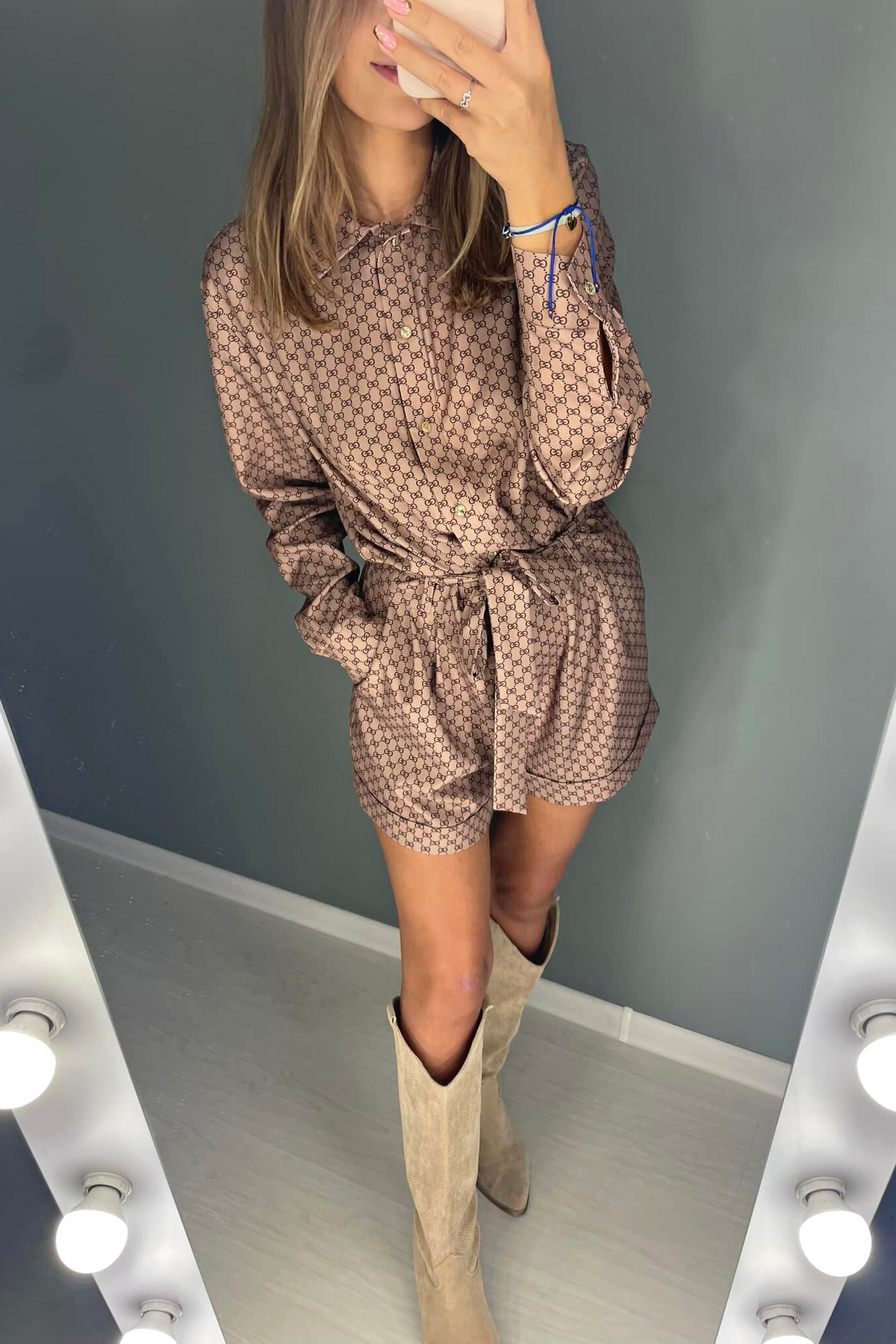 Tuta corta a camicia casual beige con stampa G, cinturino in tessuto e tasche laterali, abiti corti Moda-Mania