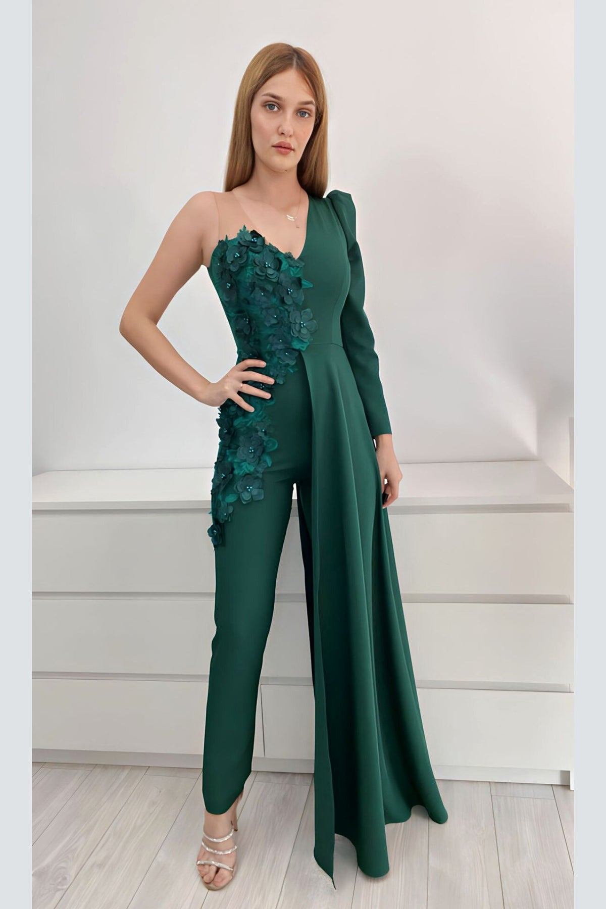 Salopette elegante verde smeraldo Moda-Mania con strascico laterale e applicazioni floreali 3D, stile monomaniaca, dettagli raffinati.