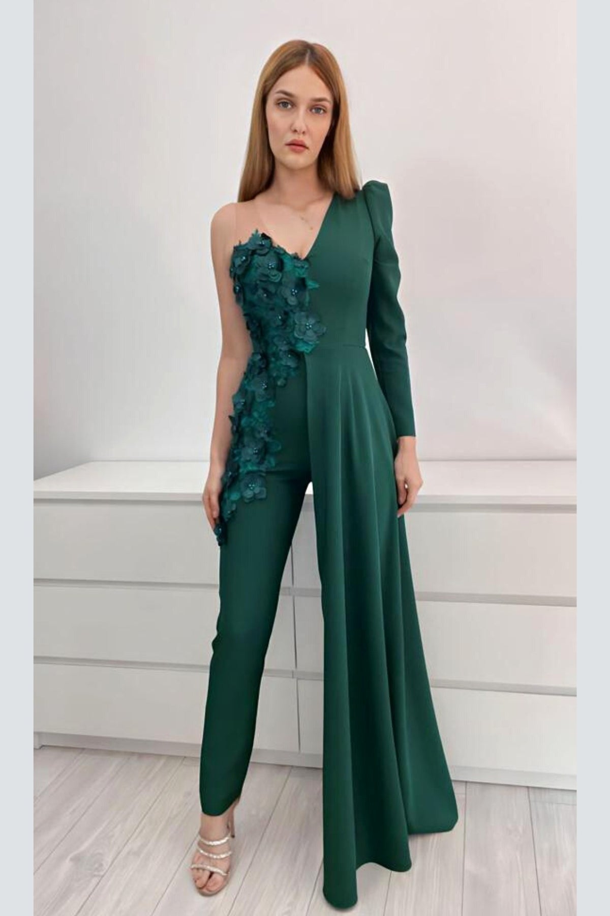 Salopette elegante verde smeraldo Moda-Mania con strascico laterale e dettagli floreali 3D, stile monomaniaca.