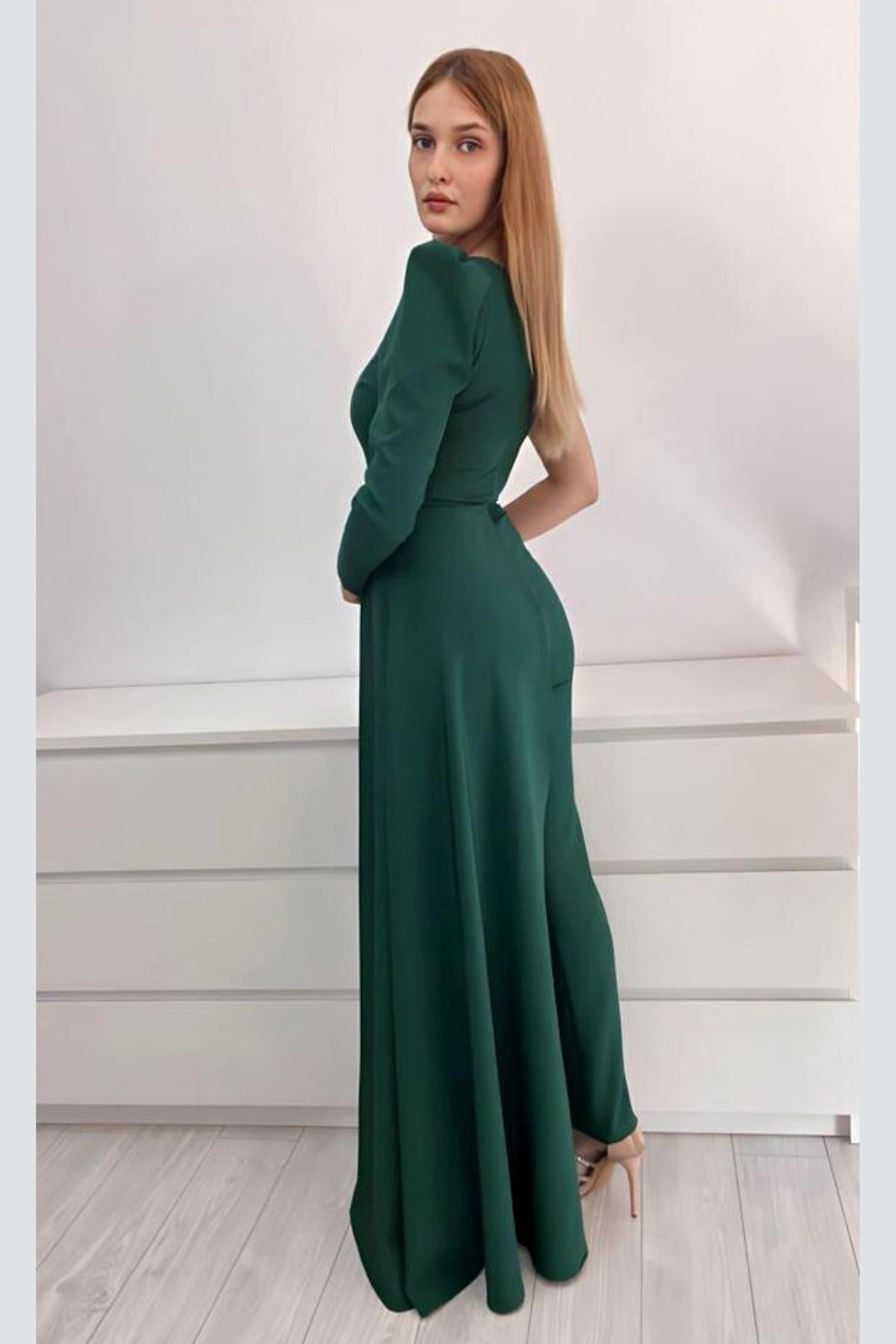 Salopette elegante verde smeraldo Moda-Mania con strascico laterale e dettagli floreali 3D, stile monomaniaca.