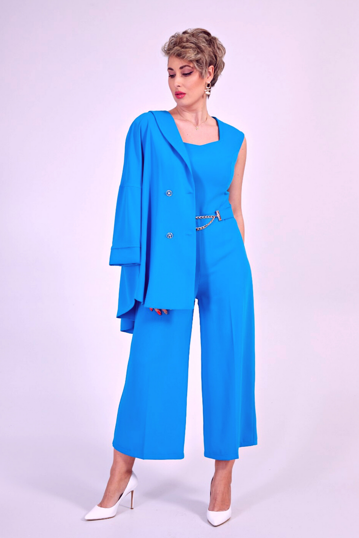 Completo curvy blu cobalto Moda-Mania, giacca doppiopetto e pantaloni a gamba larga con cintura, abbigliamento elegante e accessoriato