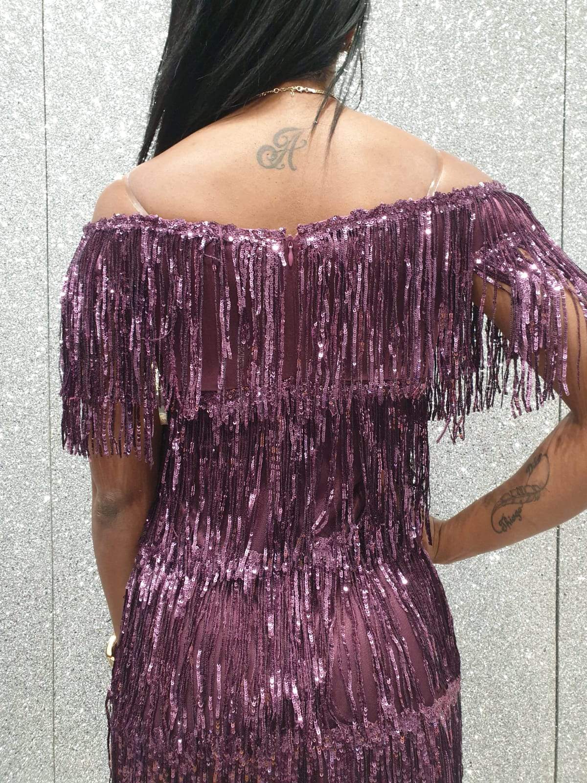 Abito viola corto Moda Mania con frange decorative in paillettes e scollo a barchetta, maniche tre quarti, stile elegante e alla moda