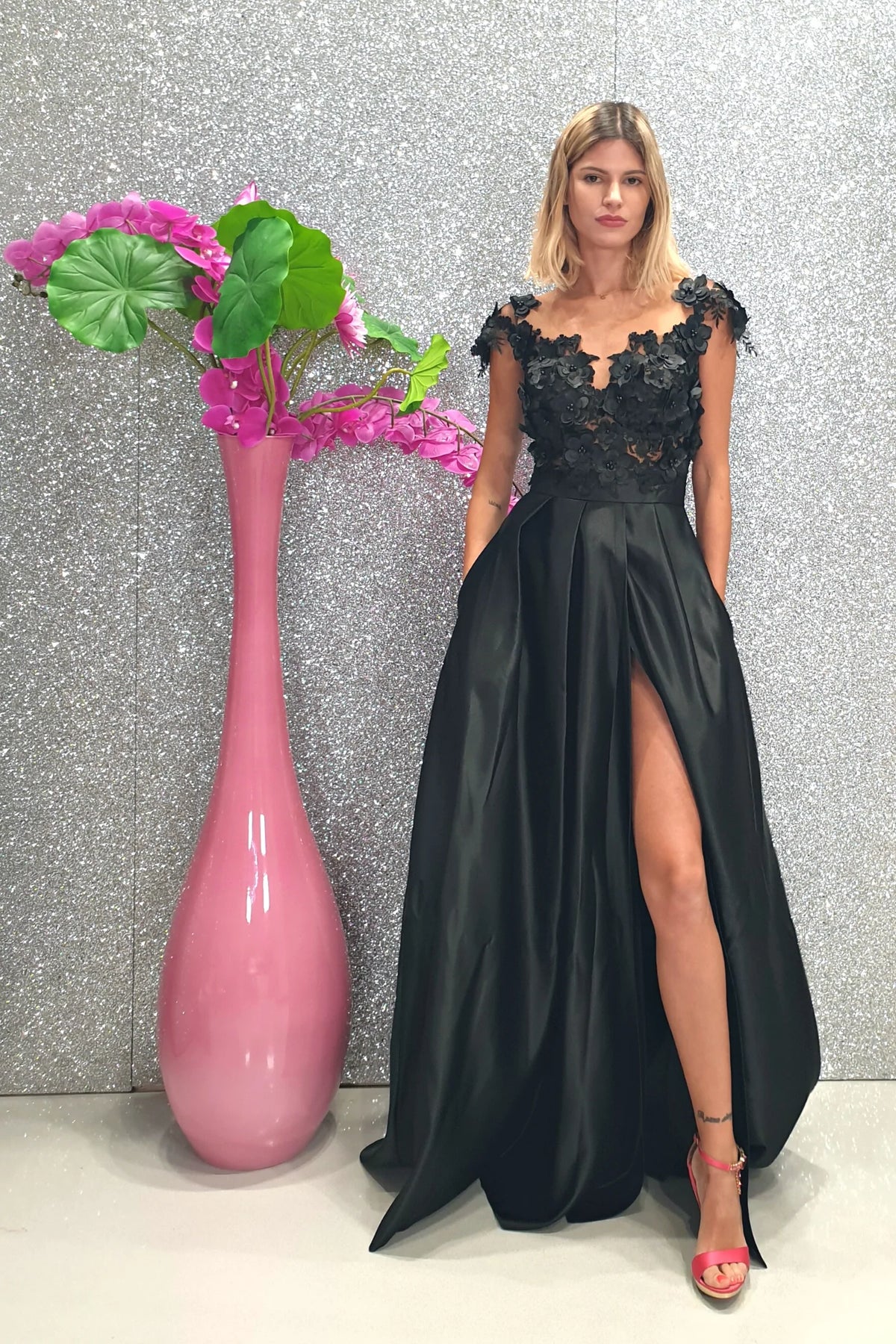 Abito lungo svasato nero Moda-Mania con corpetto in tulle a fiori 3D e gonna in taffetà, vista frontale.