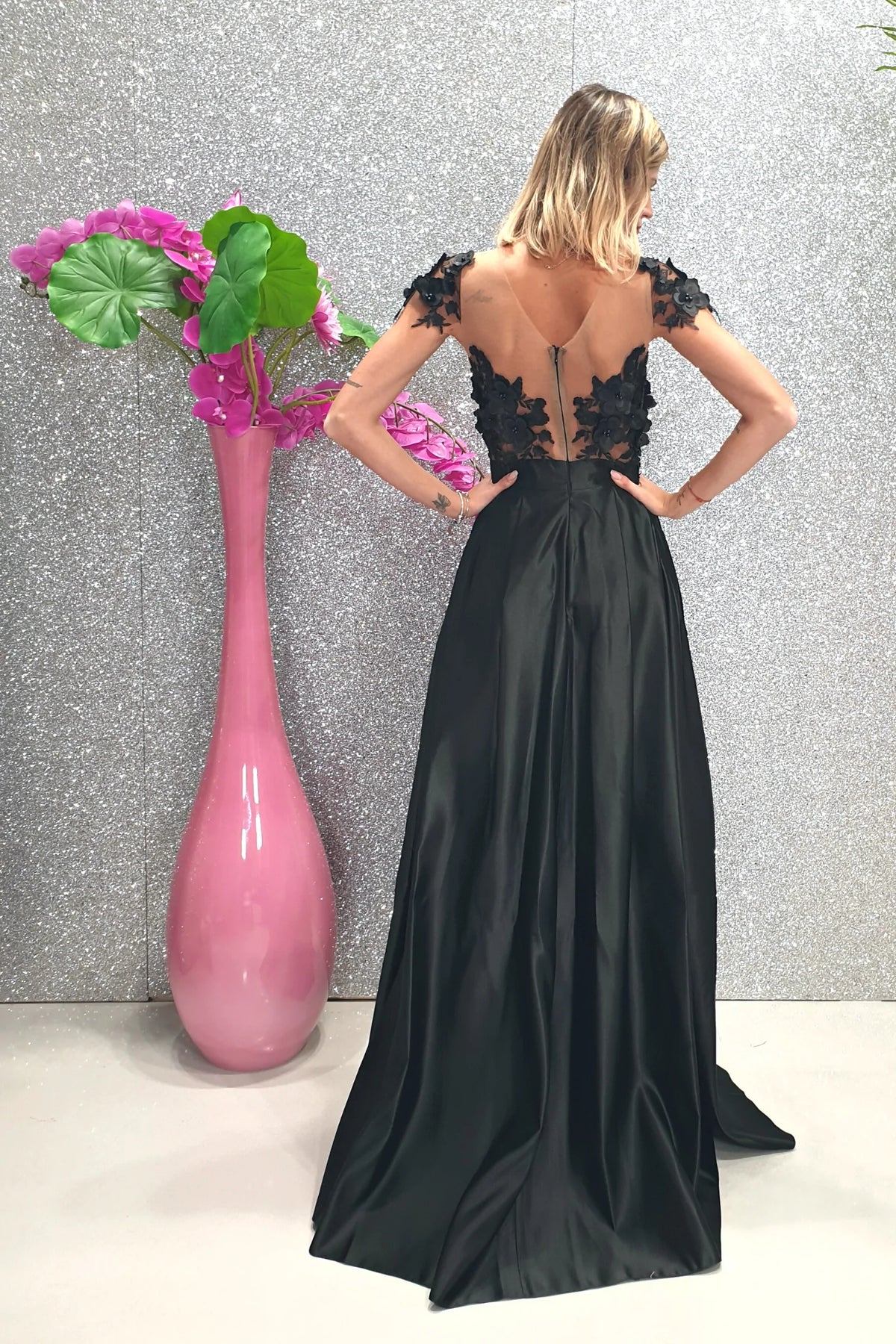 Abito lungo svasato nero Moda-Mania con corpetto in tulle a fiori 3D e gonna in taffetà, elegante e femminile.