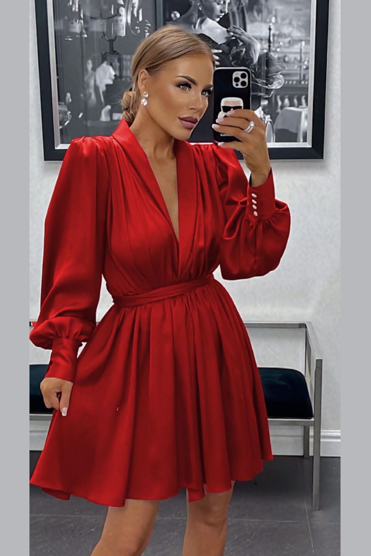 Abito corto rosso a manica lunga con scollo a V e gonna a ruota allacciabile in vita, firmato Moda-Mania.