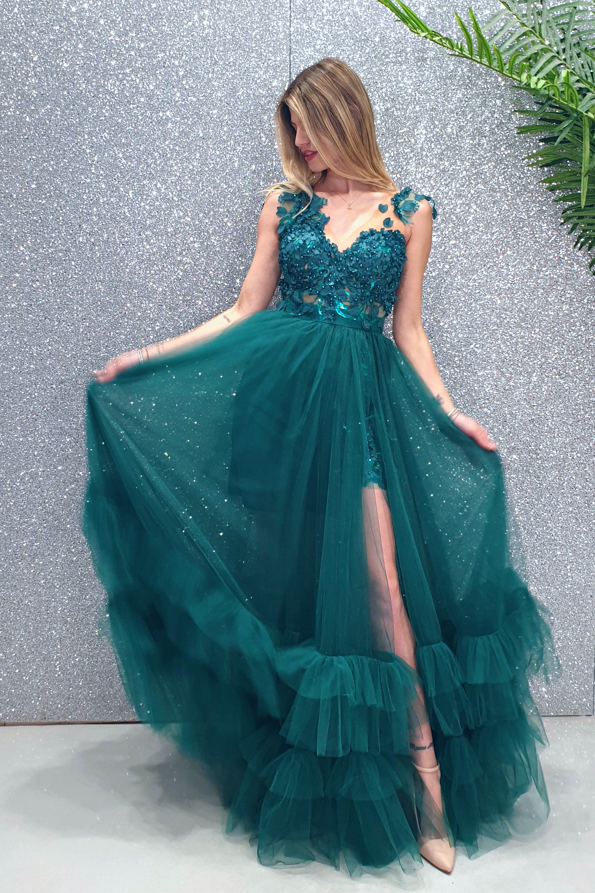 Abito lungo svasato verde smeraldo Moda-Mania con gonna in tulle e corpetto a fiori 3D, dettagli eleganti e femminili.