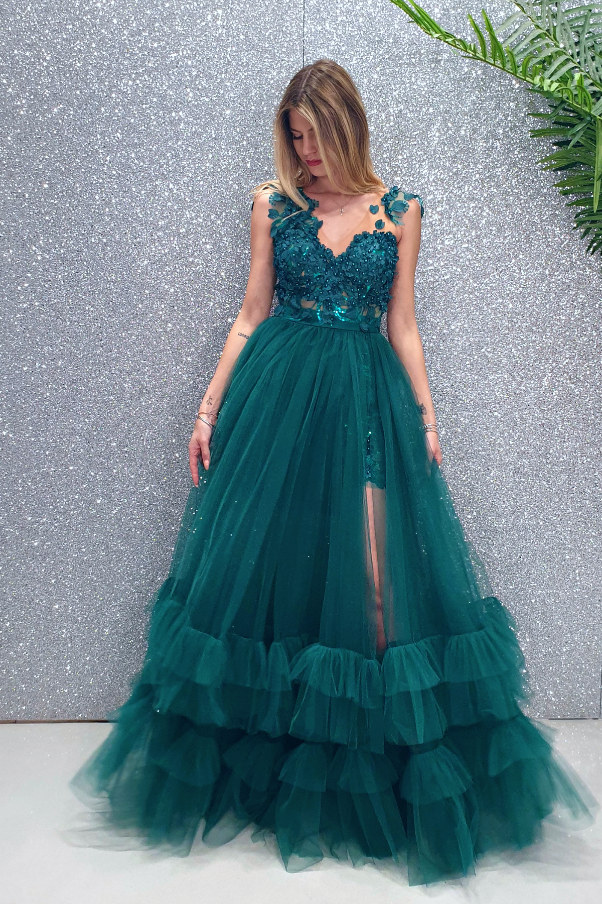 Abito lungo svasato verde smeraldo Moda-Mania con gonna in tulle e corpetto a fiori 3D, dettagli eleganti e femminili.
