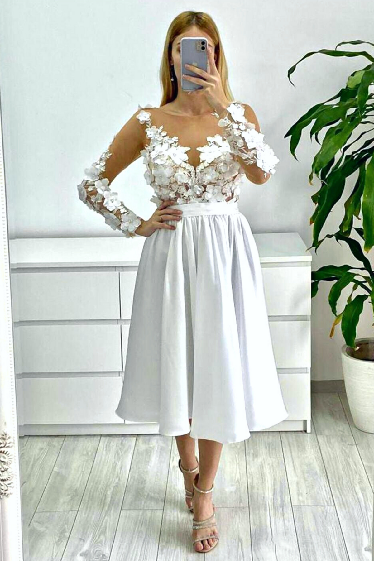 Abito bianco princess midi Moda-Mania con corpetto in tulle a fiori 3D e gonna svasata, stile elegante e romantico.