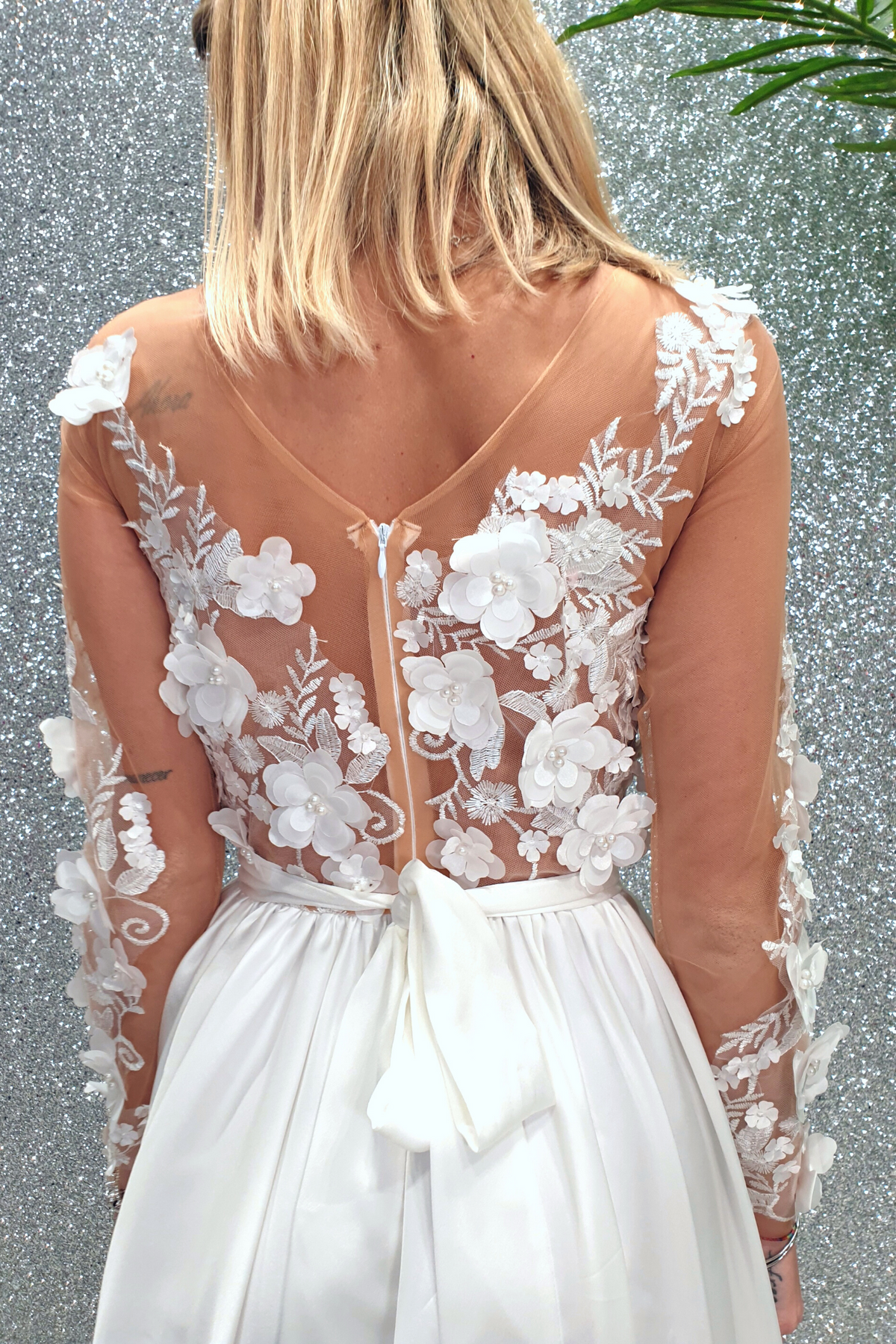 Abito bianco princess midi Moda-Mania con corpetto in tulle a fiori 3D e gonna svasata, ideale per occasioni speciali.