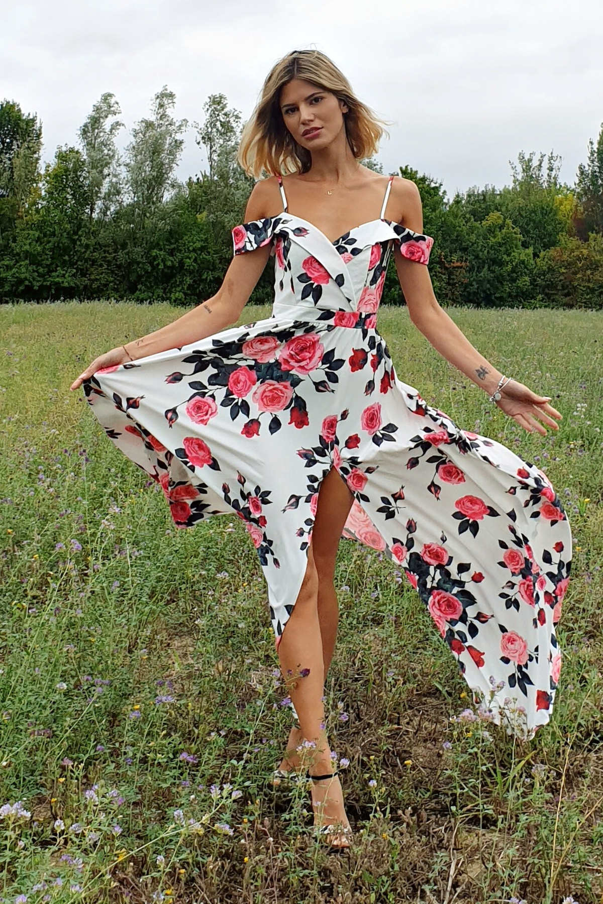 Abito estivo bianco a fantasia floreale con scollo a barchetta e spalline sottili