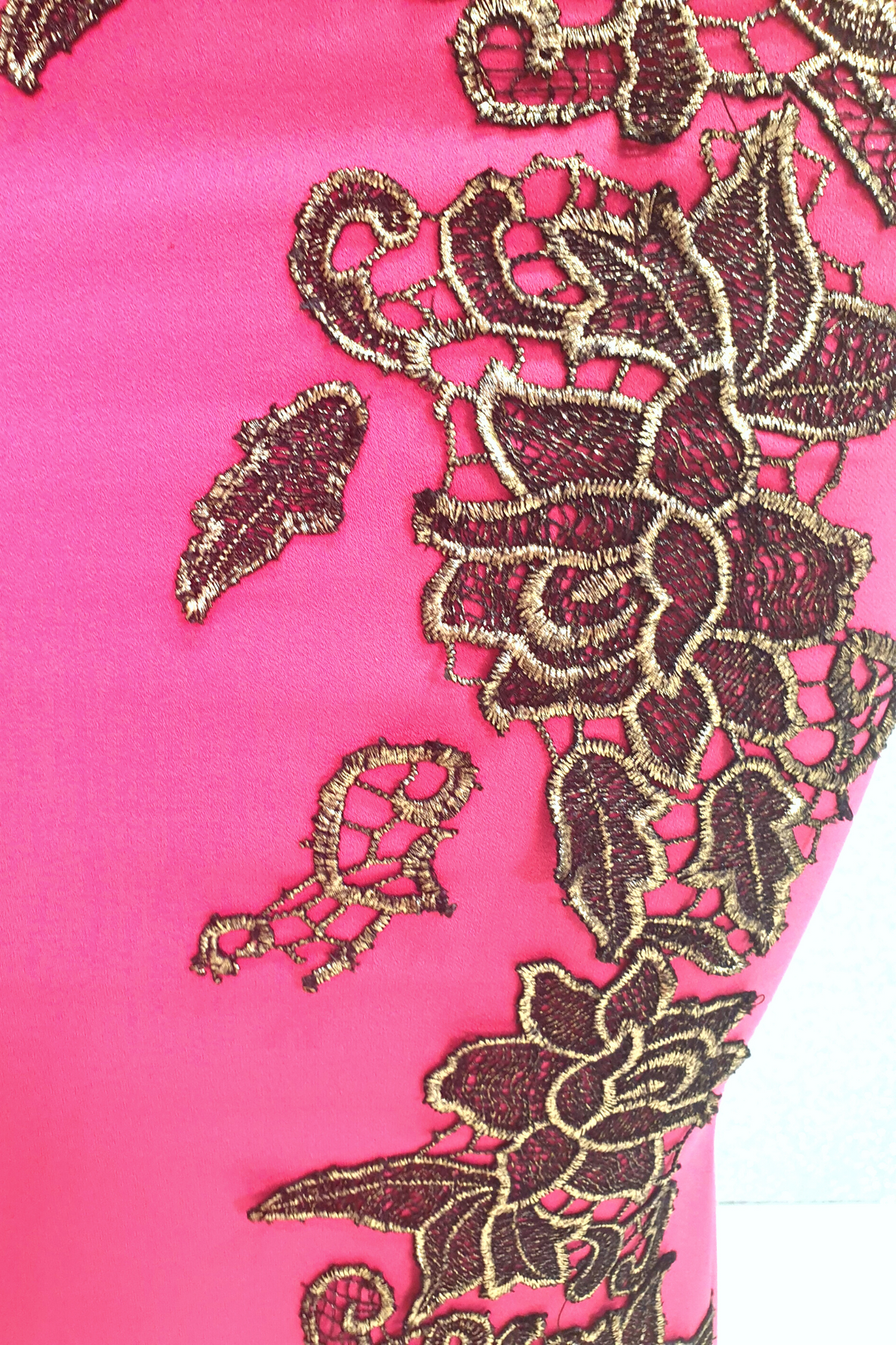 Abito lungo fucsia- modello a sirena - ricami floreali neri dorati - Chanttal