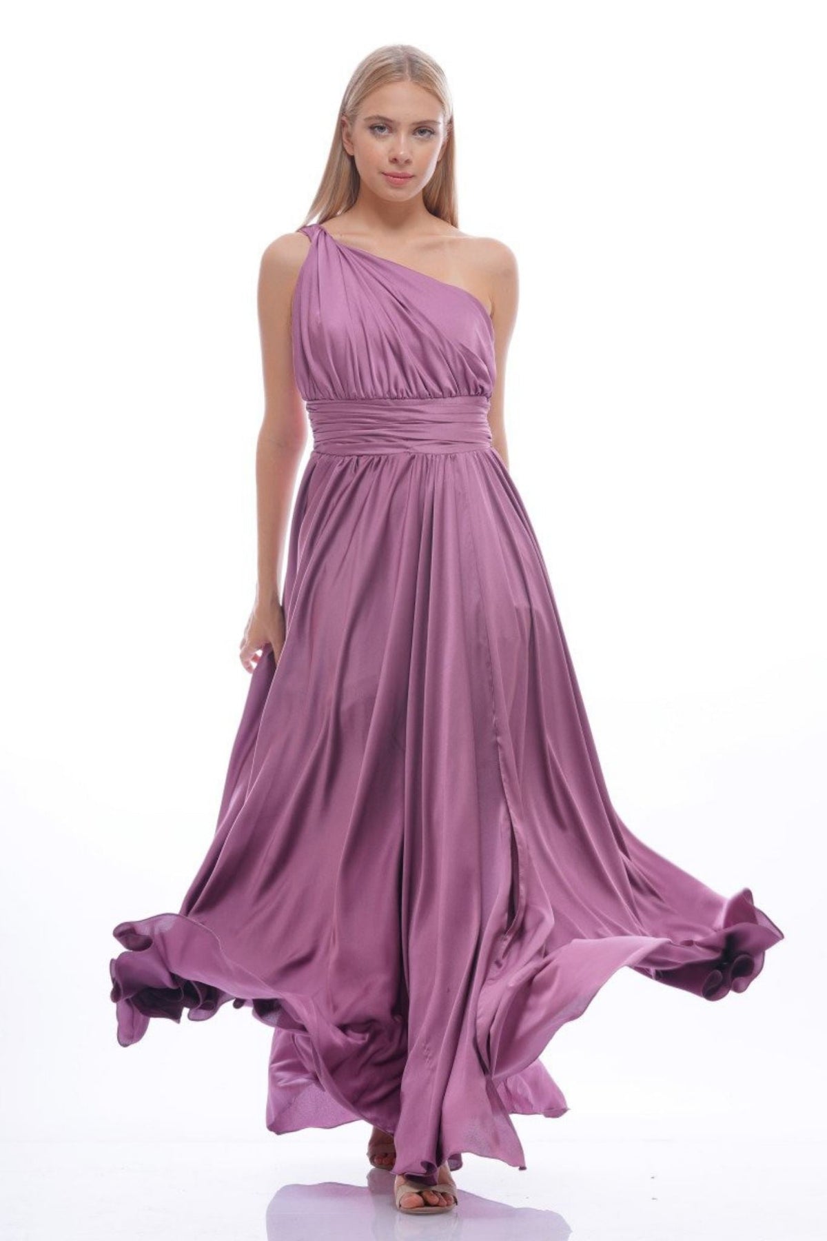 Abito lungo lilla in tessuto satinato monospalla con spacco laterale, moda-manìa, abiti lunghi elegante e femminile.