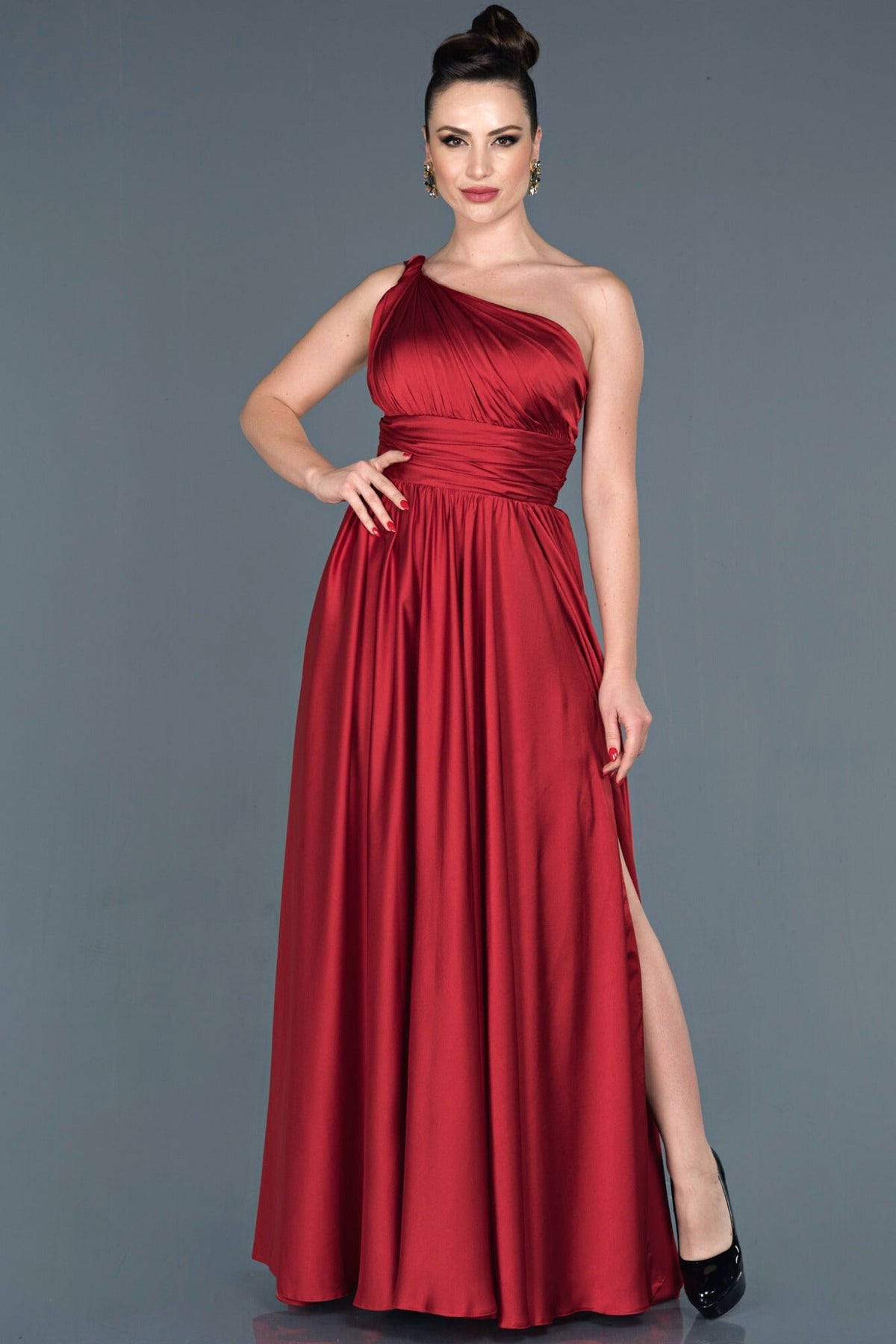 Abito lungo rosso in tessuto satinato monospalla con spacco laterale, Moda-Mania, elegante e sofisticato.