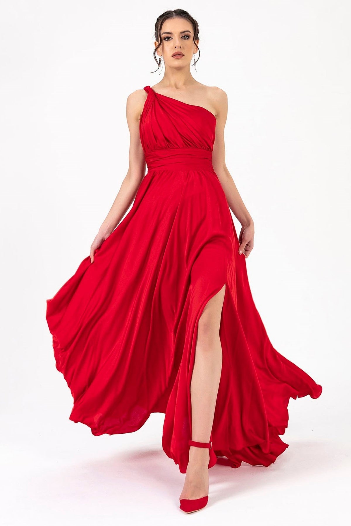 Abito lungo rosso in tessuto satinato monospalla con spacco laterale, elegante abito lungo Moda-Mania.
