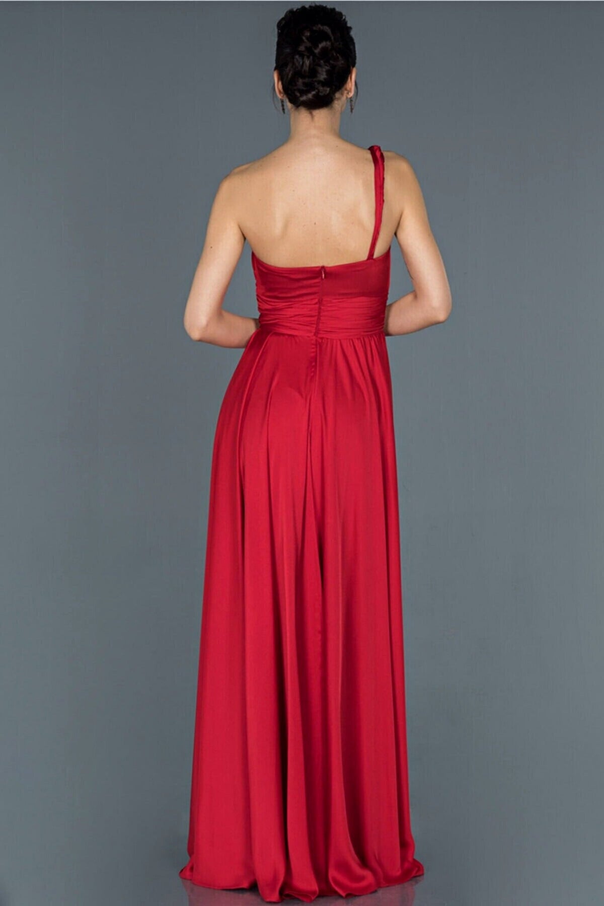 Abito lungo rosso in tessuto satinato Moda-Mania, monospalla con spacco laterale, vestito elegante e sofisticato.