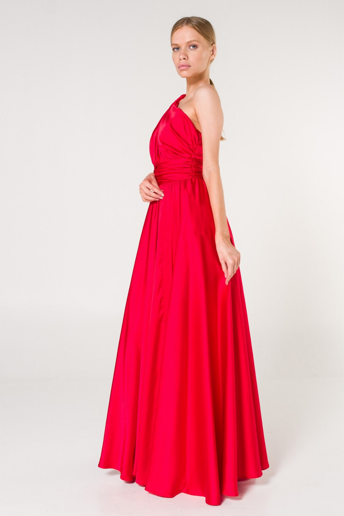 Abito lungo rosso in tessuto satinato monospalla con spacco laterale, Moda-Mania, elegante e raffinato.