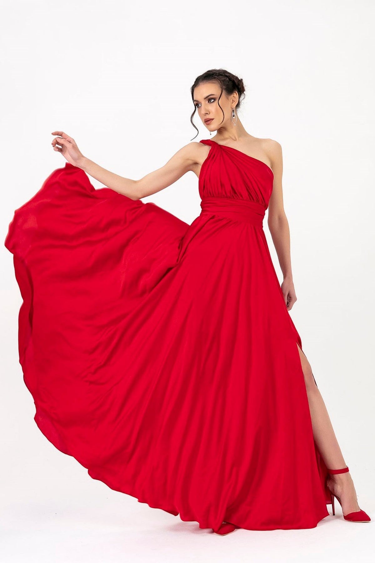 Abito lungo rosso in tessuto satinato monospalla con spacco laterale, moda-mania, elegante e sofisticato.