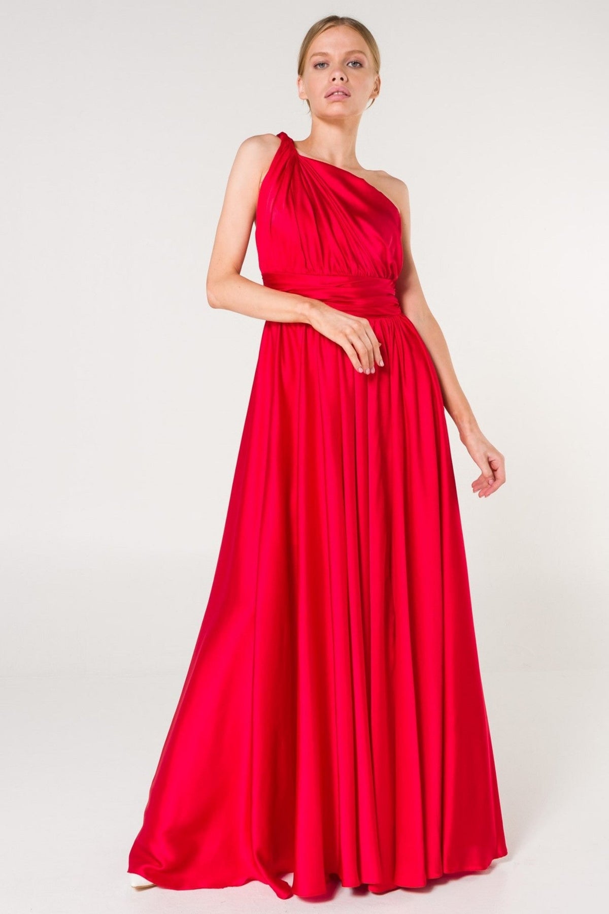 Abito lungo rosso in tessuto satinato monospalla con spacco laterale, firmato Moda-Mania, vista da lato con dettaglio elegante.