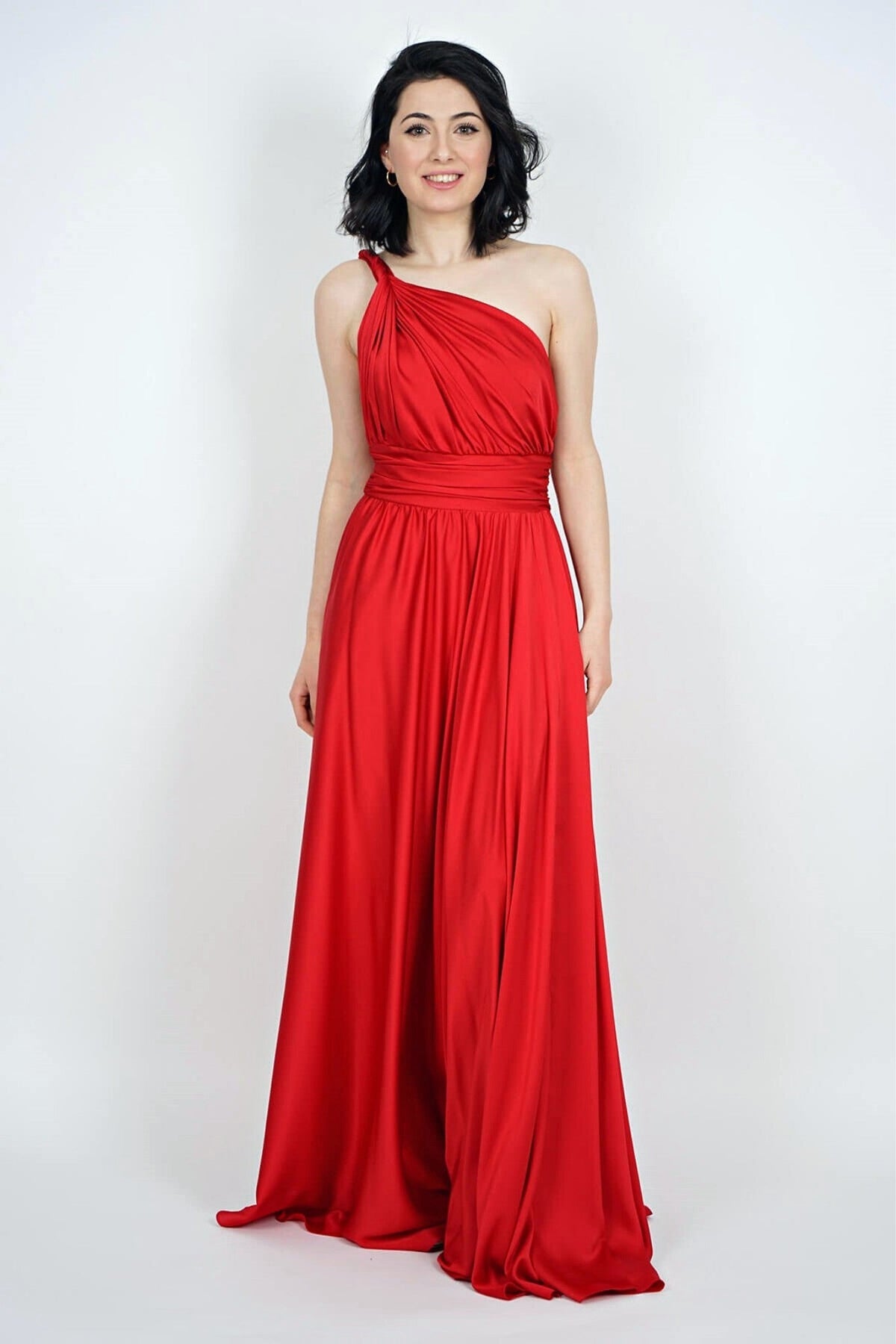 Abito lungo rosso in tessuto satinato monospalla con spacco laterale, elegante abito lungo Moda-Mania.