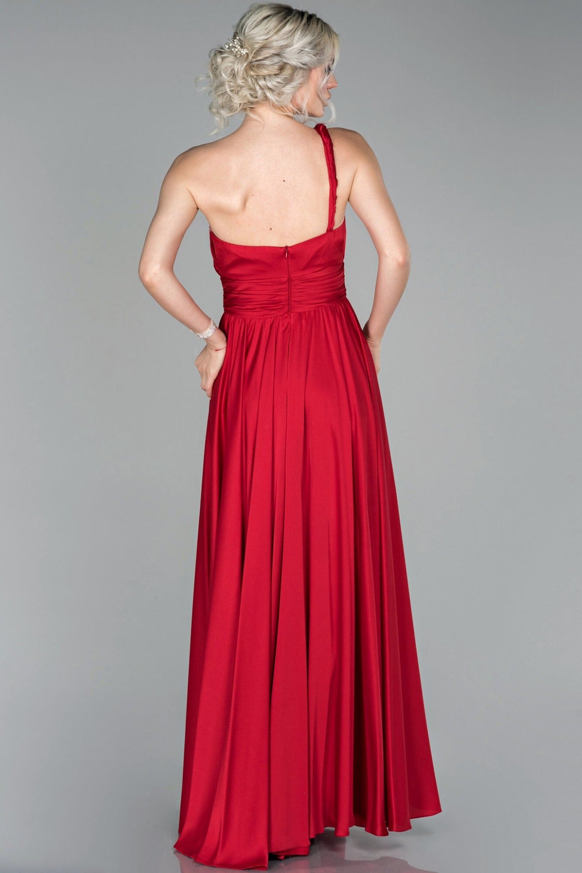 Abito lungo rosso in tessuto satinato Moda-Mania, monospalla con spacco laterale, elegante e fluido sulla figura femminile.